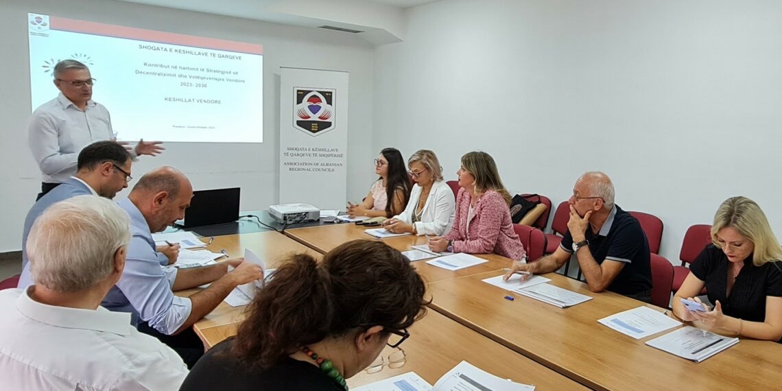 Takim pune me shoqërine civile, akademike dhe përfaqësues të dhomave të tregtisë në lidhje me hartimin e Strategjise për Decentralizim dhe Veteqeverisjen vendore